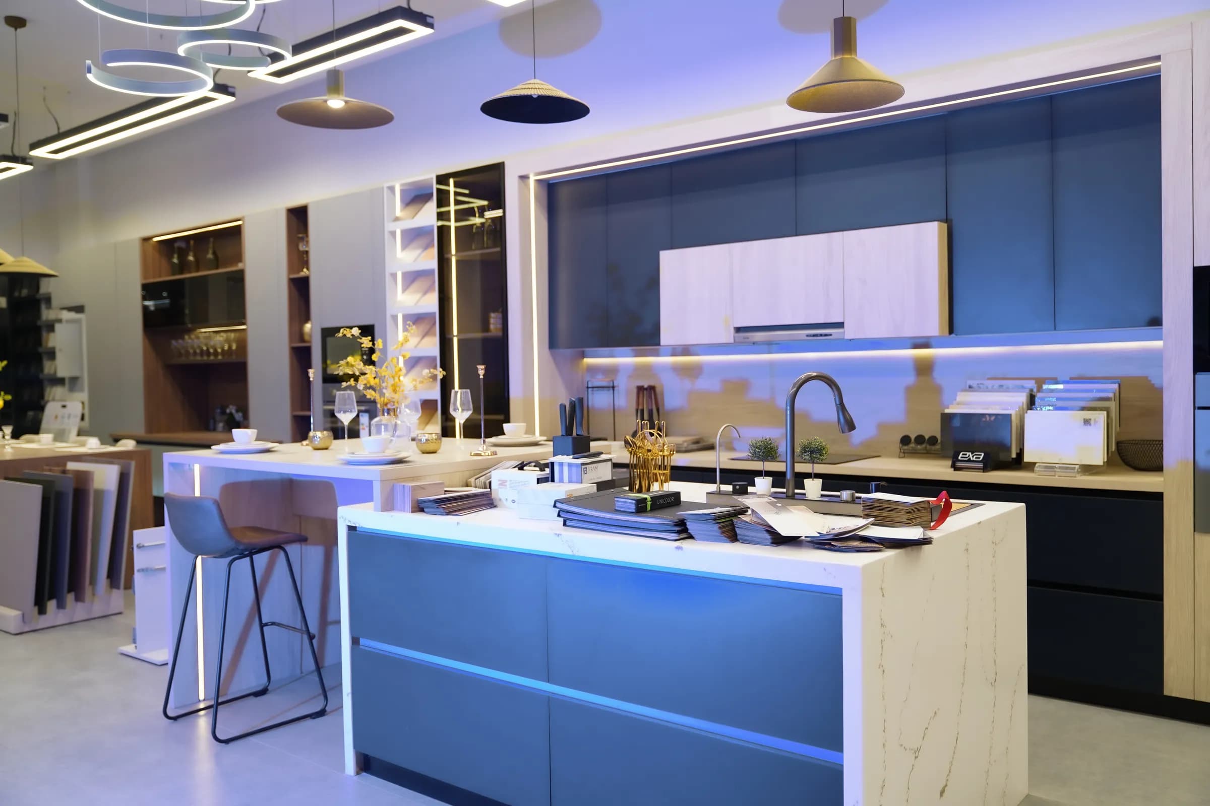 تفاصيل الإضاءة — LED مدمج · خشب دافئ | Kokio Kitchens